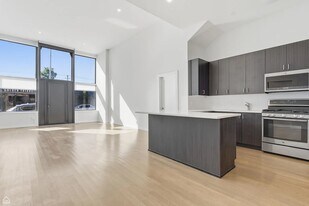 2034 W Grand Ave, Unit 1 in Chicago, IL - Building Photo