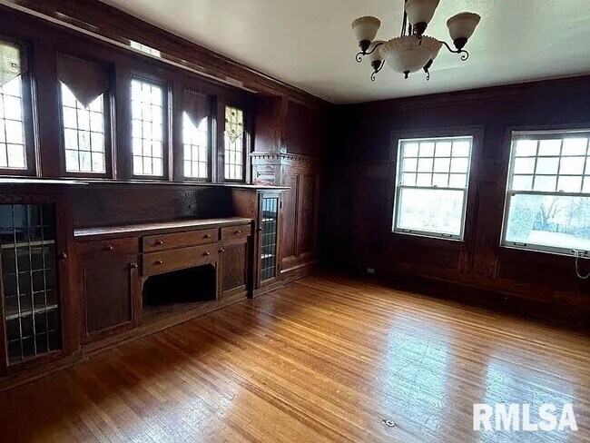 611 W High St in Peoria, IL - Building Photo - Building Photo