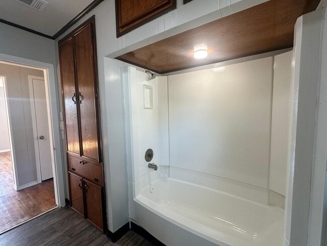 property at 918 W 5th St