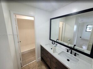 468 NE 206th Ln, Unit 202 in Miami, FL - Building Photo - Building Photo
