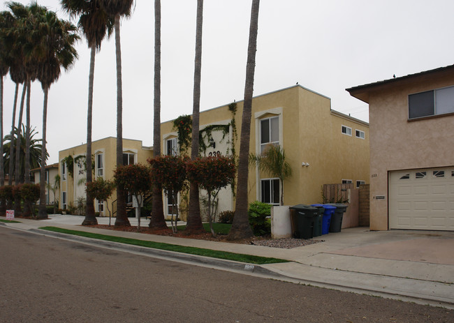 239-243 Ebony Ave in Imperial Beach, CA - Foto de edificio - Building Photo