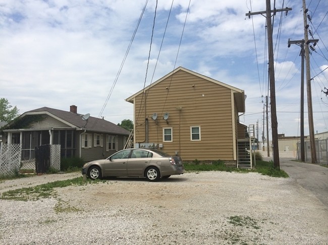 4915 W 11th St in Speedway, IN - Foto de edificio - Building Photo