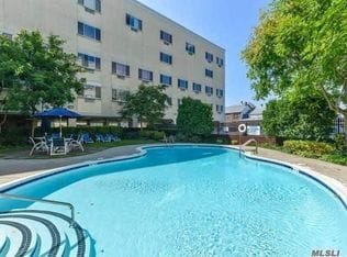 130 Post Ave, Unit 323 in Westbury, NY - Building Photo - Building Photo