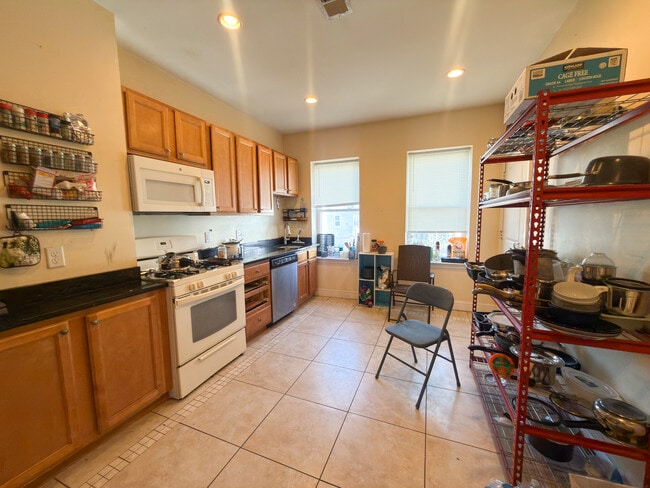 193 Boylston St, Unit 2, Unit 2