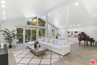 3585 Alana Dr in Los Angeles, CA - Building Photo - Building Photo