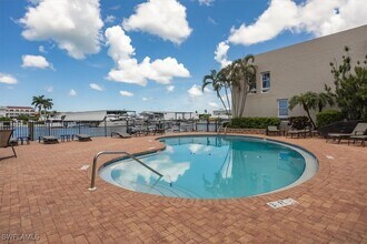 800 River Point Dr in Naples, FL - Building Photo - Building Photo