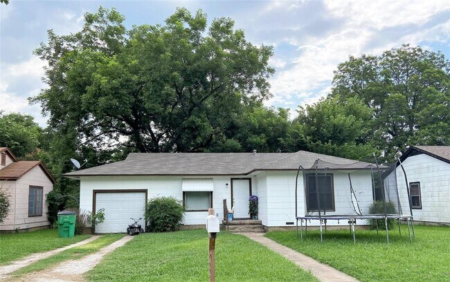 1806 N Culberson St in Gainesville, TX - Building Photo - Building Photo