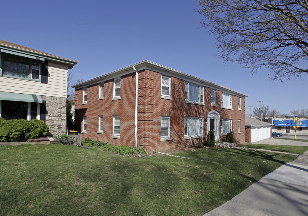 1243 Glenview Ave in Wauwatosa, WI - Building Photo