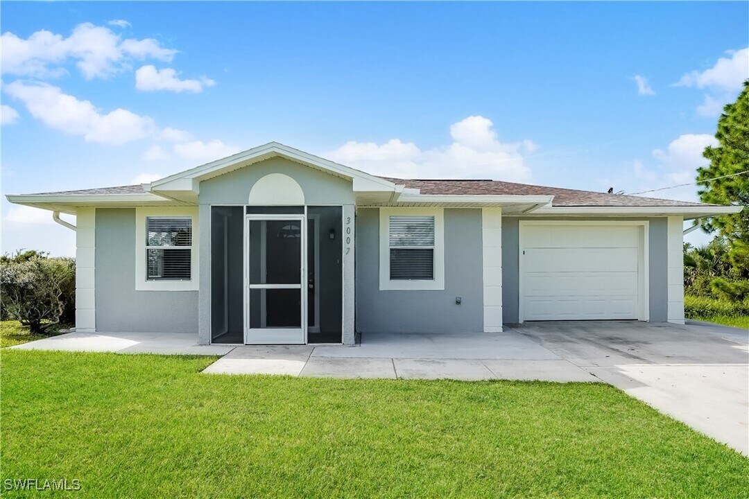3007 68th St W in Lehigh Acres, FL - Building Photo