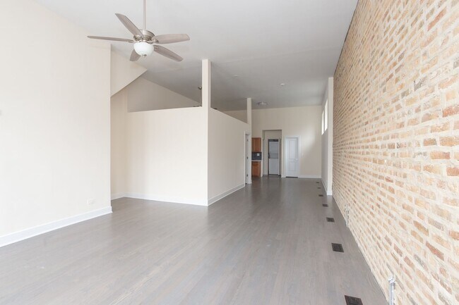 2047 N Hoyne Ave, Unit G in Chicago, IL - Foto de edificio - Building Photo