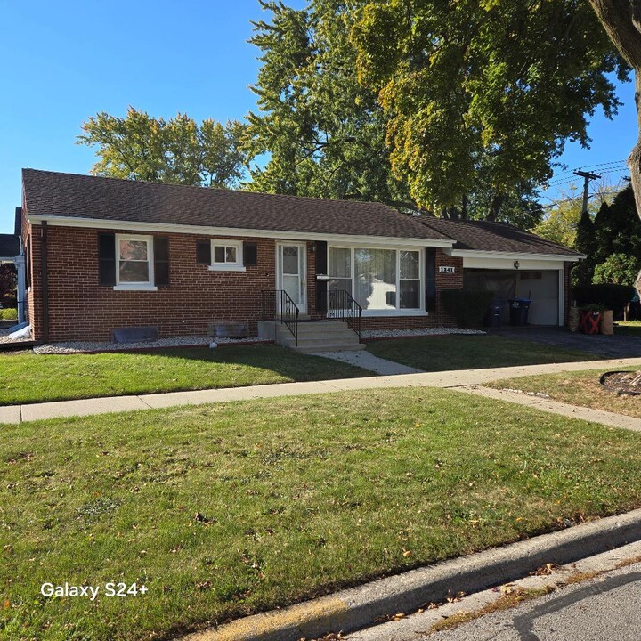 1241 Everett Ave in Des Plaines, IL - Building Photo