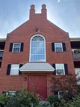 9 Louisburg Square in Nashua, NH - Building Photo - Building Photo
