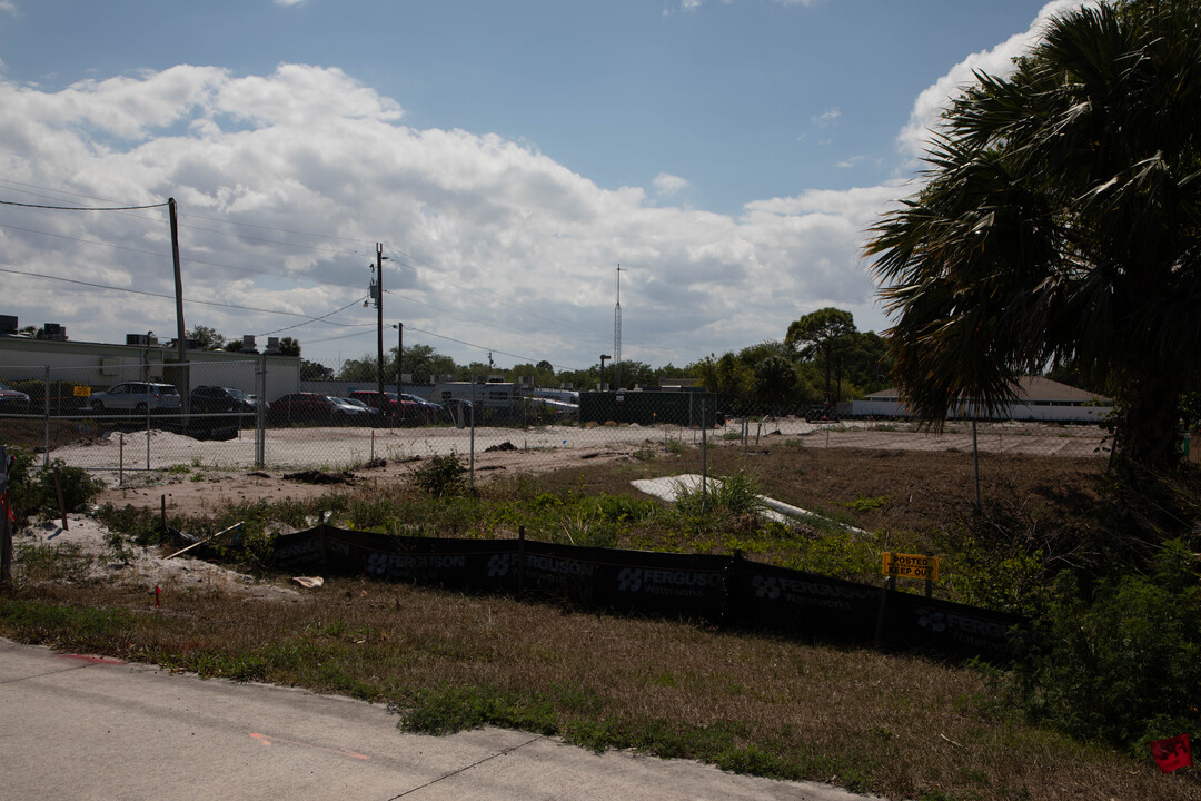 1810 NE Savannah Rd in Jensen Beach, FL - Building Photo