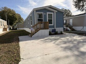 7251 Greenbrier Village Rd in Lakeland, FL - Building Photo