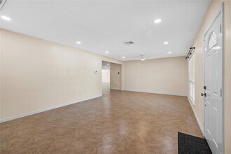 10055 Westview Dr in Houston, TX - Building Photo - Building Photo