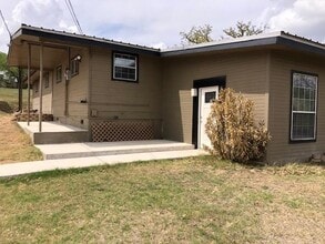 207 Winding Way in Llano, TX - Building Photo - Building Photo
