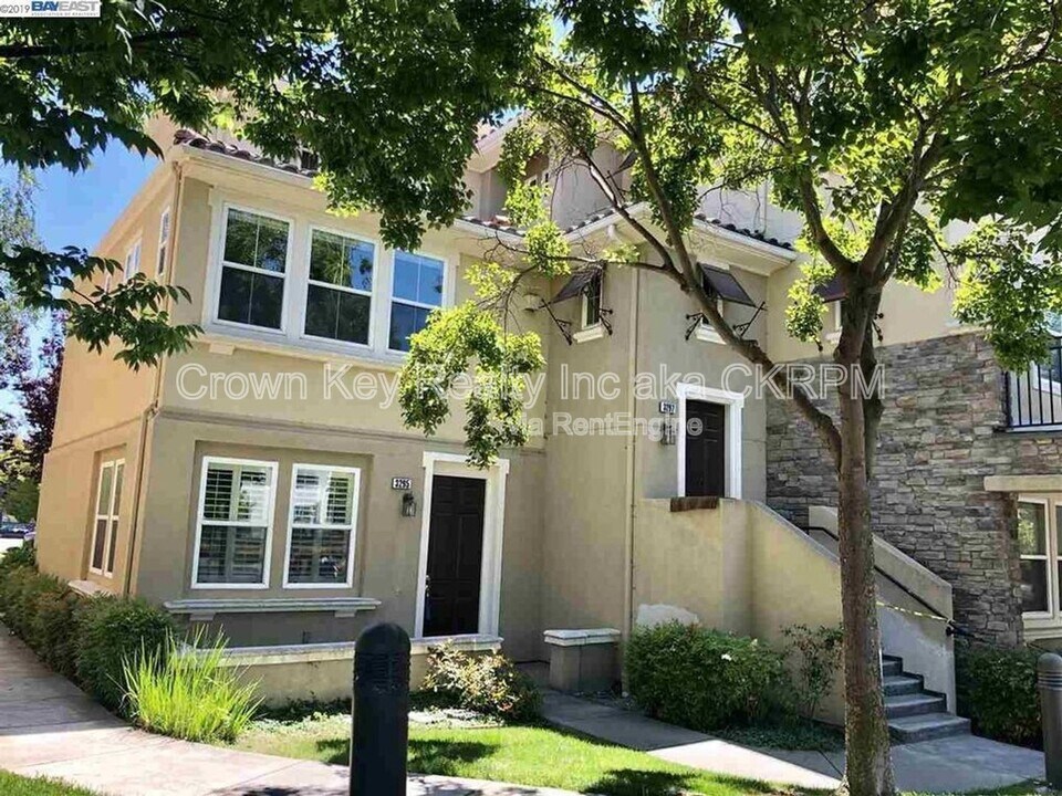3295 Monaghan St in Dublin, CA - Building Photo