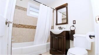 740 Quinnipiac Ave, Unit 1 in New Haven, CT - Building Photo