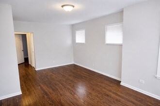 6710 S Merrill Ave, Unit 2E in Chicago, IL - Foto de edificio - Building Photo