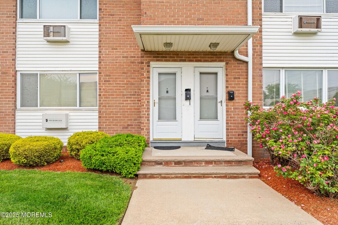 35 Sternberger Ave in Long Branch, NJ - Building Photo