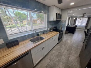 2242 Polk St in Hollywood, FL - Building Photo - Building Photo