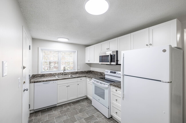 Newport Apartments in Milford, CT - Foto de edificio - Interior Photo