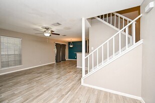 2211 S Kirkwood Rd in Houston, TX - Building Photo