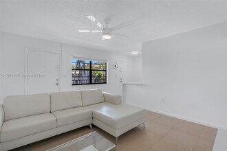 4590 SW 67th Ave in Miami, FL - Building Photo - Building Photo