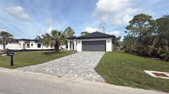 241 Pembroke Dr in Port Charlotte, FL - Building Photo