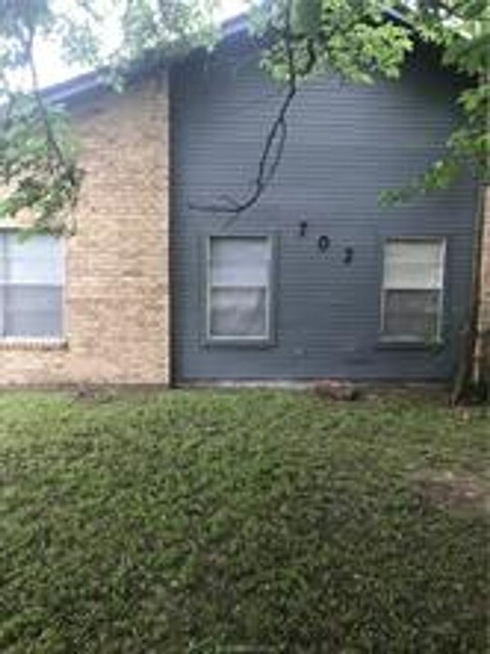 702 Vassar Ct in College Station, TX - Building Photo