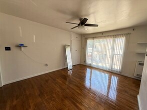 1327 N Orange Dr in Los Angeles, CA - Foto de edificio - Building Photo
