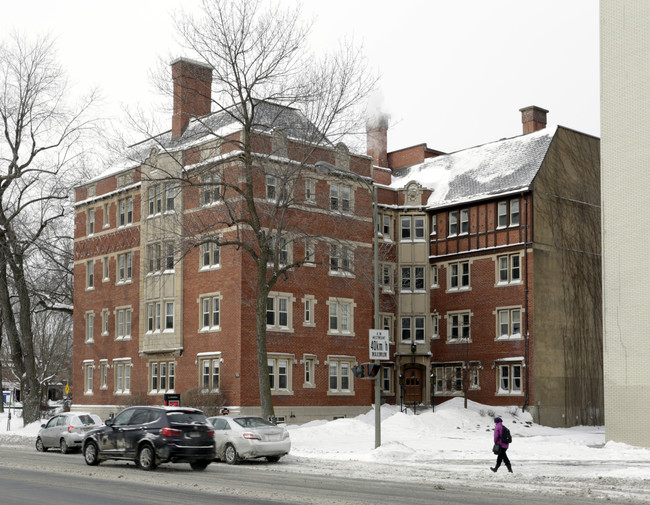 3055 Sherbrooke O in Westmount, QC - Building Photo - Building Photo