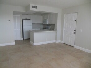 728 Executive Center Dr in West Palm Beach, FL - Building Photo - Building Photo