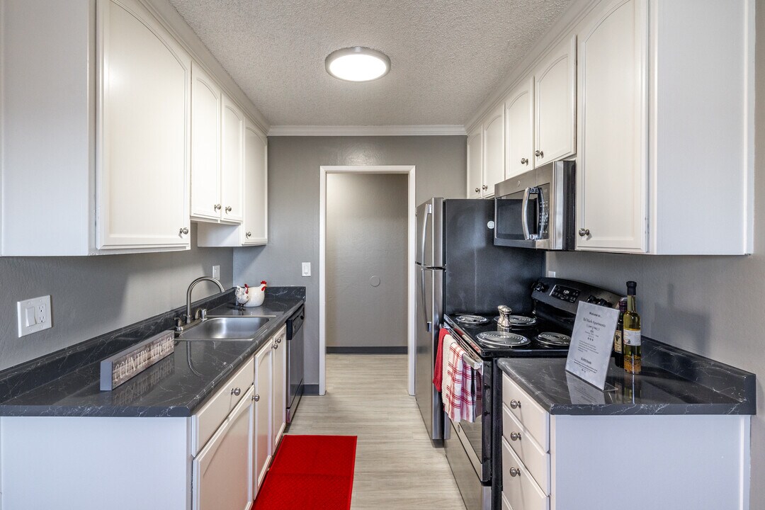 Bel Mark Apartments in San Leandro, CA - Foto de edificio