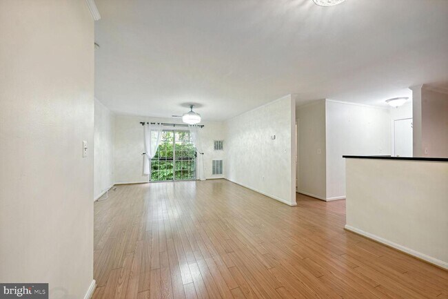 2050 N Calvert St-Unit -405 in Arlington, VA - Building Photo - Building Photo