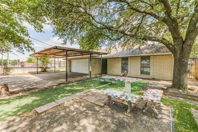 827 W 9th St in Dallas, TX - Building Photo
