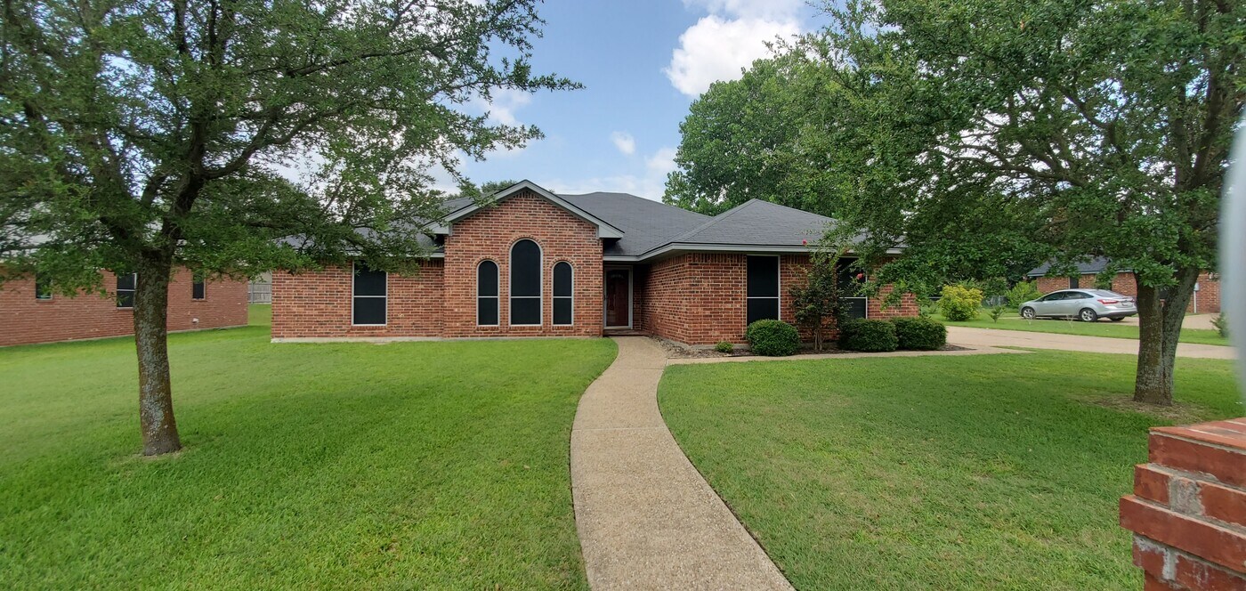 521 Celeste Dr in Robinson, TX - Building Photo