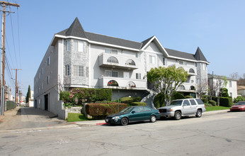 215 E Elmwood Ave in Burbank, CA - Building Photo - Building Photo