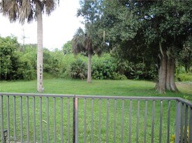 620 Robert Ave in Lehigh Acres, FL - Building Photo