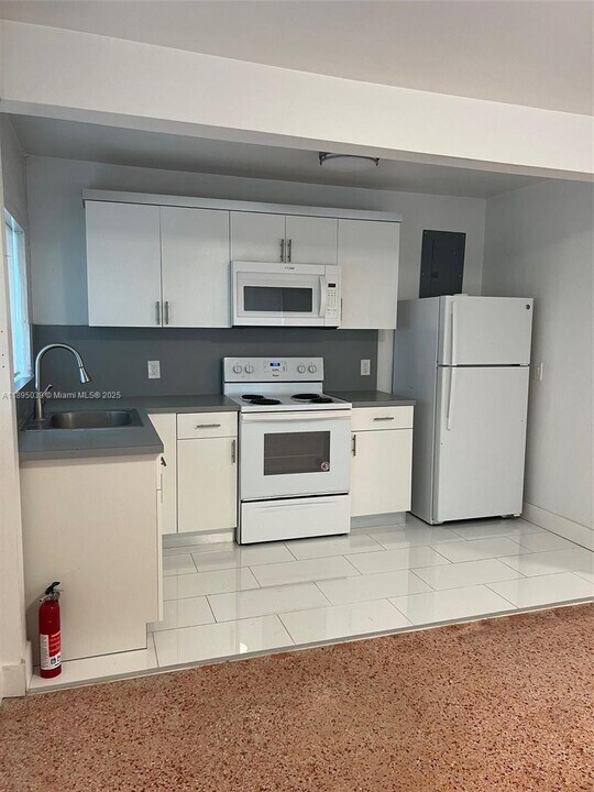 200 NE 108th St in Miami, FL - Building Photo