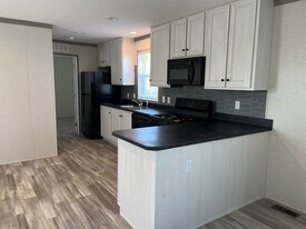 109 Desander Dr in Lansing, MI - Building Photo