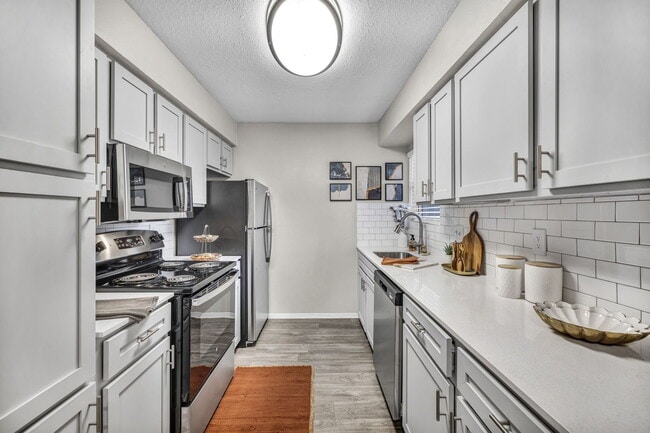 Stassney at SoCo in Austin, TX - Foto de edificio - Building Photo