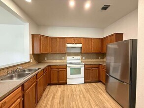 13313 Bristow Dawn in San Antonio, TX - Foto de edificio - Building Photo