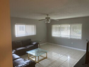 240 SW 7th St in Boca Raton, FL - Building Photo - Building Photo