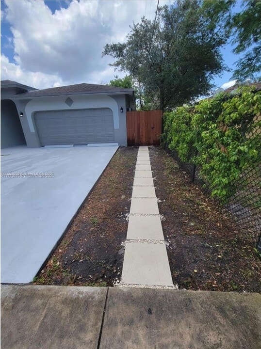 1621 NW 118th St in Miami, FL - Building Photo