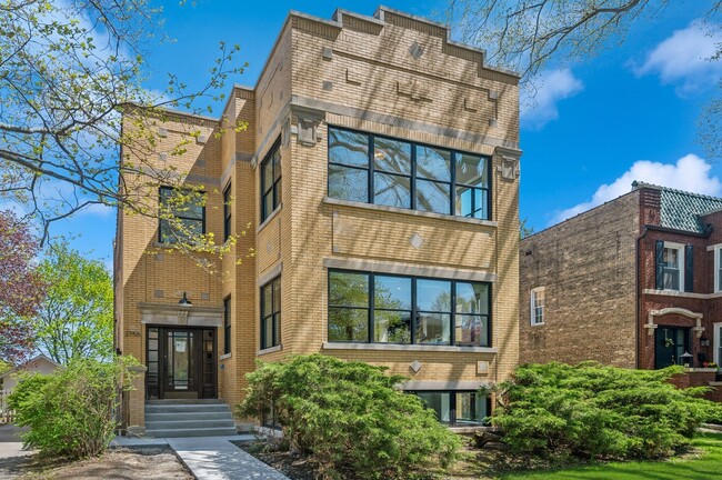 2755 Eastwood Ave in Evanston, IL - Building Photo - Building Photo
