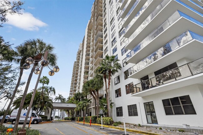 18151 NE 31st Ct, Unit 707 in Aventura, FL - Foto de edificio - Building Photo