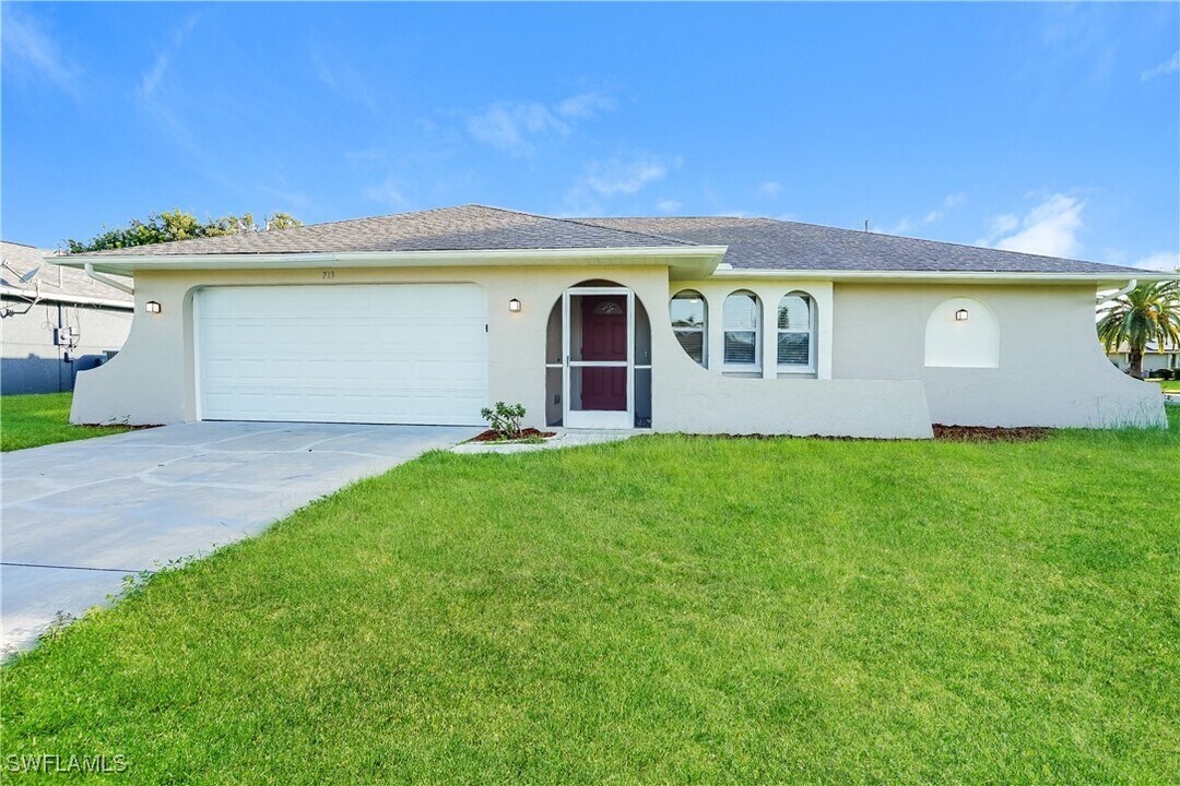 713 SE 35th St in Cape Coral, FL - Foto de edificio