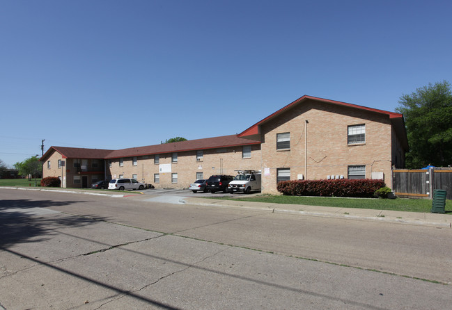 Lynn Villa Apartments in Carrollton, TX - Foto de edificio - Building Photo