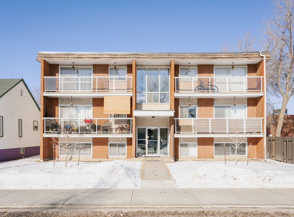 10416 76 Ave NW in Edmonton, AB - Building Photo